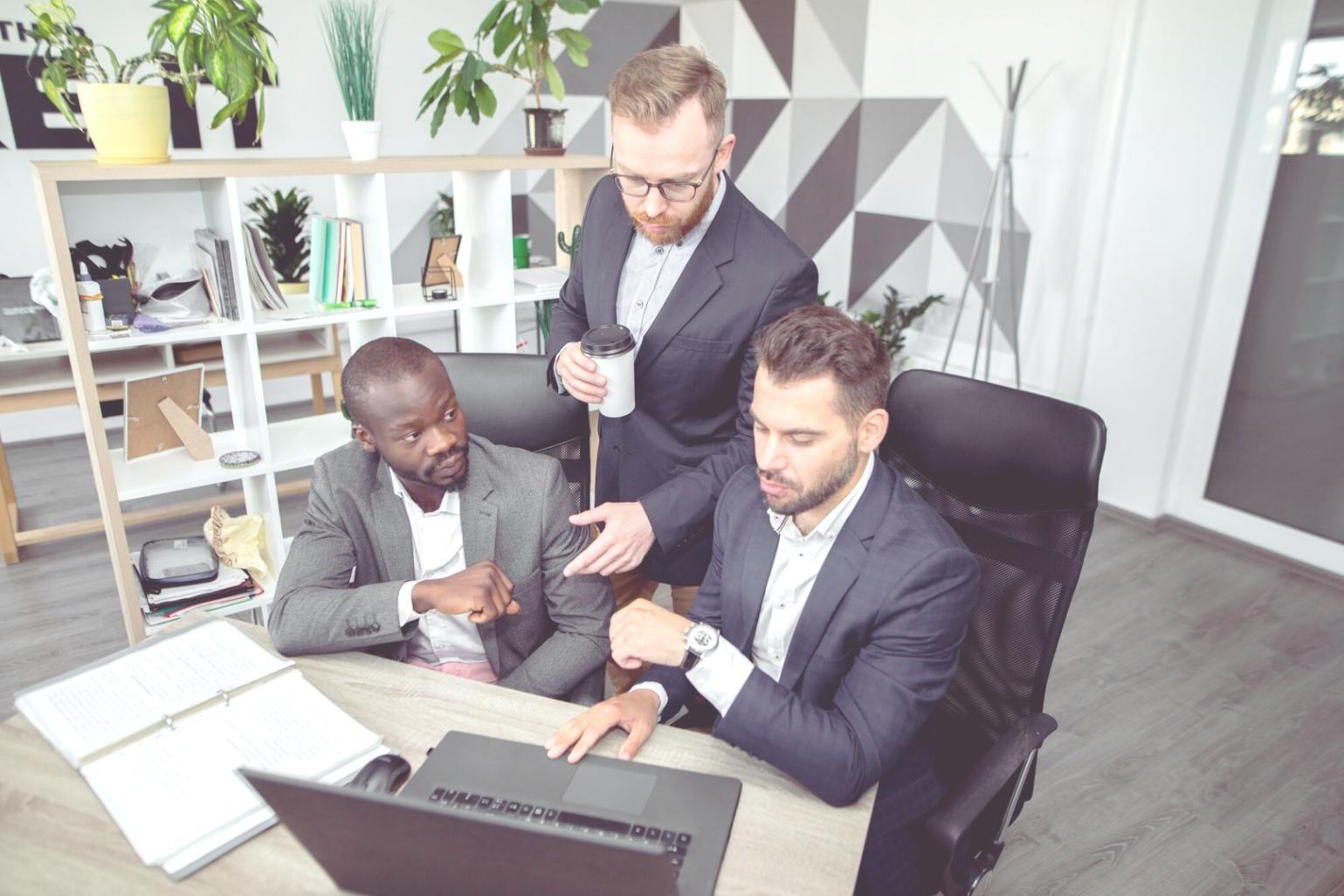 Consultor a trabalhar com dados empresariais