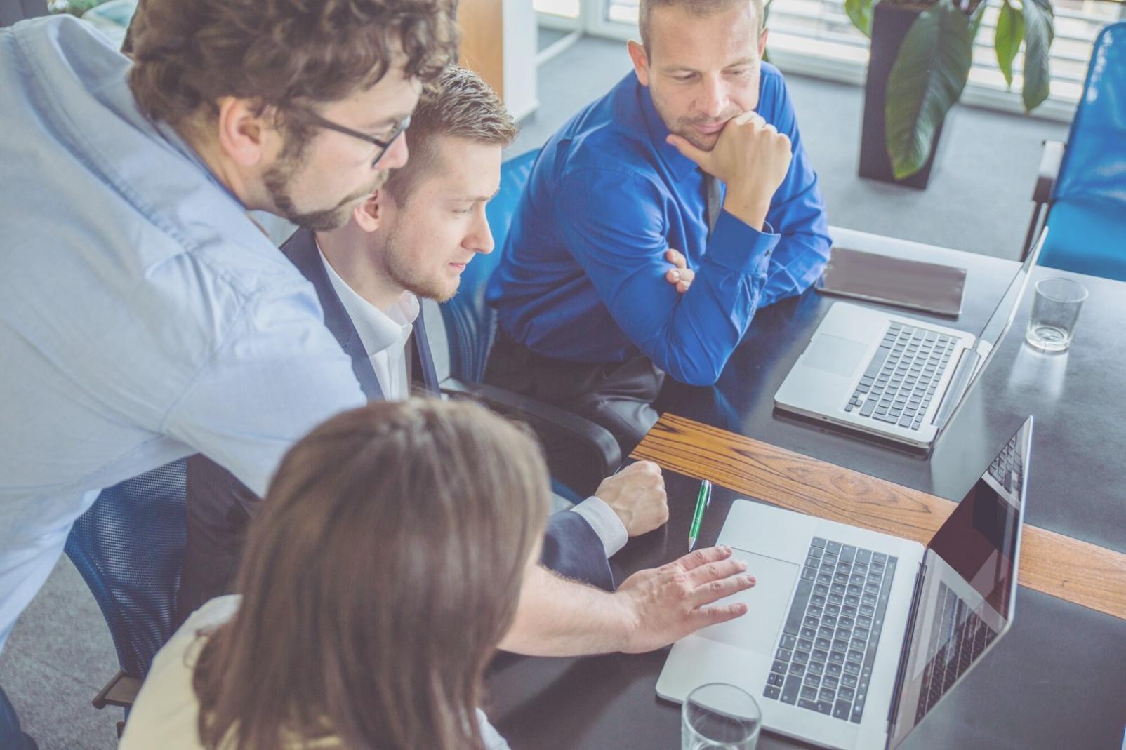 Análise detalhada de dados financeiros num ambiente profissional