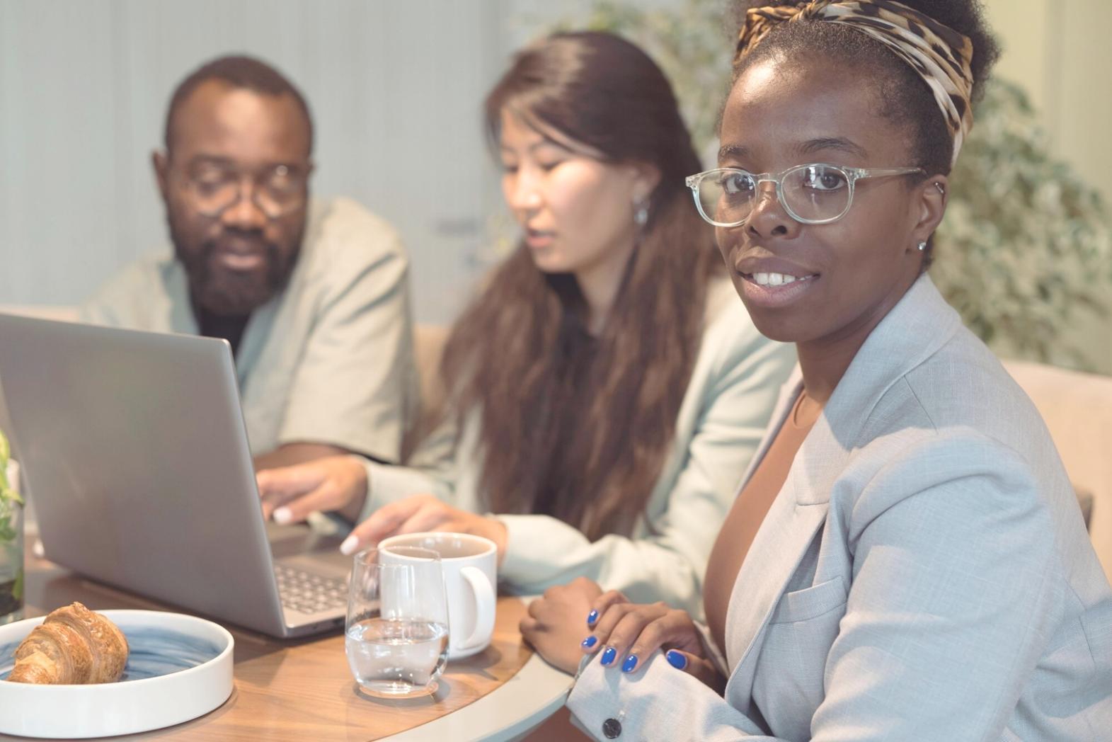 Equipa soliravento a analisar dados de mercado financeiro