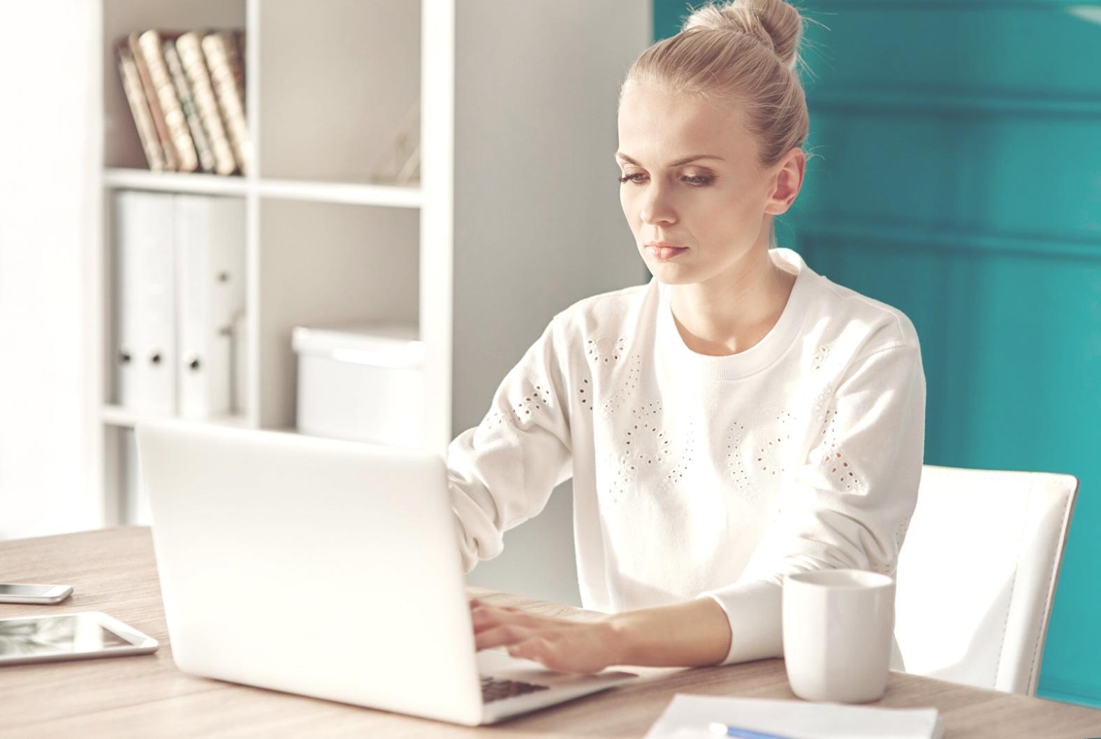 Profissional analisando dados de mercado em ambiente corporativo